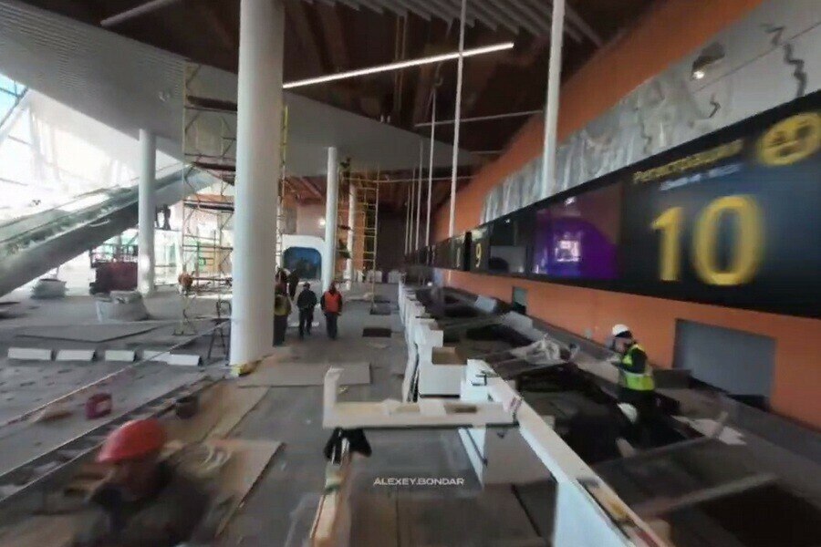 Дрон пролетел через новый терминал Благовещенска и показал как теперь выглядит интерьер аэропорта после ремонта Благодаря видео с коптера жители региона впервые увидели 25 тысяч квадратных метров практически обновленного аэропорта столицы Приамурья фасад внутреннюю отделку зону ожидания вылета гейты служебные помещения и вид на взлетно посадочную полосу По информации AMUR LIFE уникальное видео сделал и опубликовал в своем Telegram канале Алексей Бондарь БАС Благовещенск терминал АлексейБондарь bespilotny1