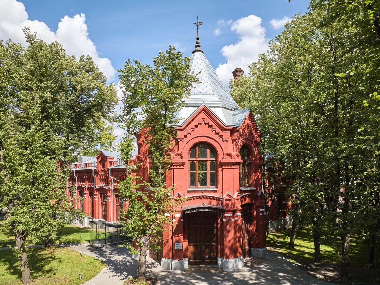 Группа Эталон завершила продажу делового квартала в составе комплекса Серебряный фонтан в Москве Сделка включает современный бизнес центр класса А и отреставрированные исторические здания бывшей Алексеевской водоподъемной станции Новый собственник взял на себя обязательства по сохранению объектов культурного наследия Эта сделка соответствует стратегии Группы Эталон по эффективному управлению активами Параллельно Эталон наращивает портфель укрепляя позиции на рынке премиальной недвижимости Президент Группы Эталон Михаил Бузулуцкий Комплекс Серебряный фонтан является образцовым подходом Группы Эталон к инвестициям в недвижимость где прагматичные бизнес решения в сфере современной застройки и архитектуры сочетаются с политикой развития мест приложения труда в столице и бережным отношением к историческому наследию В ходе подготовки к сделке мы тщательно выбирали покупателя который разделяет наши принципы и ценности обладает компетенциями для управления сложными активами Уверены что новый собственник обладает необходимым опытом для дальнейшего раскрытия потенциала этого уникального объекта