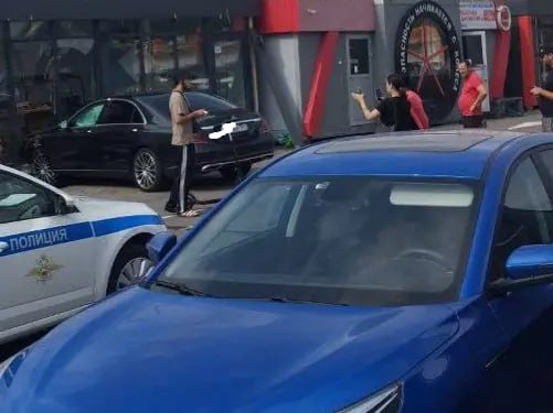 В Ростове в Суворовском водитель иномарки влетела в киоск и протаранила легковушку. По предварительным данным, женщина за рулем была в состоянии алкогольного опьянения и без прав.
