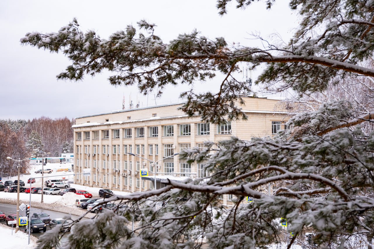 Исследователи из научных и образовательных организаций находящихся под научно методическим руководством Сибирского отделения РАН вошли в корпус профессоров РАН в ходе выборов которые состоялись в начале декабря Президиум Российской академии наук утвердил их кандидатуры В 2025 году звание Профессор РАН получили доктор технических наук Александр Геннадьевич Маликов Институт теоретической и прикладной механики им С А Христиановича СО РАН по отделению энергетики машиностроения механики и процессов управления доктор химических наук Андрей Викторович Иванов ФИЦ Иркутский институт химии им А Е Фаворского СО РАН Иркутск по отделению химии и наук о материалах доктор сельскохозяйственных наук Андрей Федорович Петров Сибирский государственный университет инженерии и биотехнологий по отделению сельскохозяйственных наук доктор экономических наук Сергей Александрович Шелковников Сибирский государственный университет инженерии и биотехнологий по отделению сельскохозяйственных наук доктор биологических наук Евгений Владимирович Денисов Томский национальный исследовательский медицинский центр РАН Томск по отделению медицинских наук доктор медицинских наук Василий Васильевич Кашталап Научно исследовательский институт комплексных проблем сердечно сосудистых заболеваний Кемерово по отделению медицинских наук доктор биологических наук Наталья Викторовна Семёнова Научный центр проблем здоровья семьи и репродукции человека Иркутск по отделению медицинских наук доктор химических наук Михаил Александрович Шестопалов Институт неорганической химии им А В Николаева СО РАН по отделению медицинских наук Поздравляем вновь избранных профессоров РАН