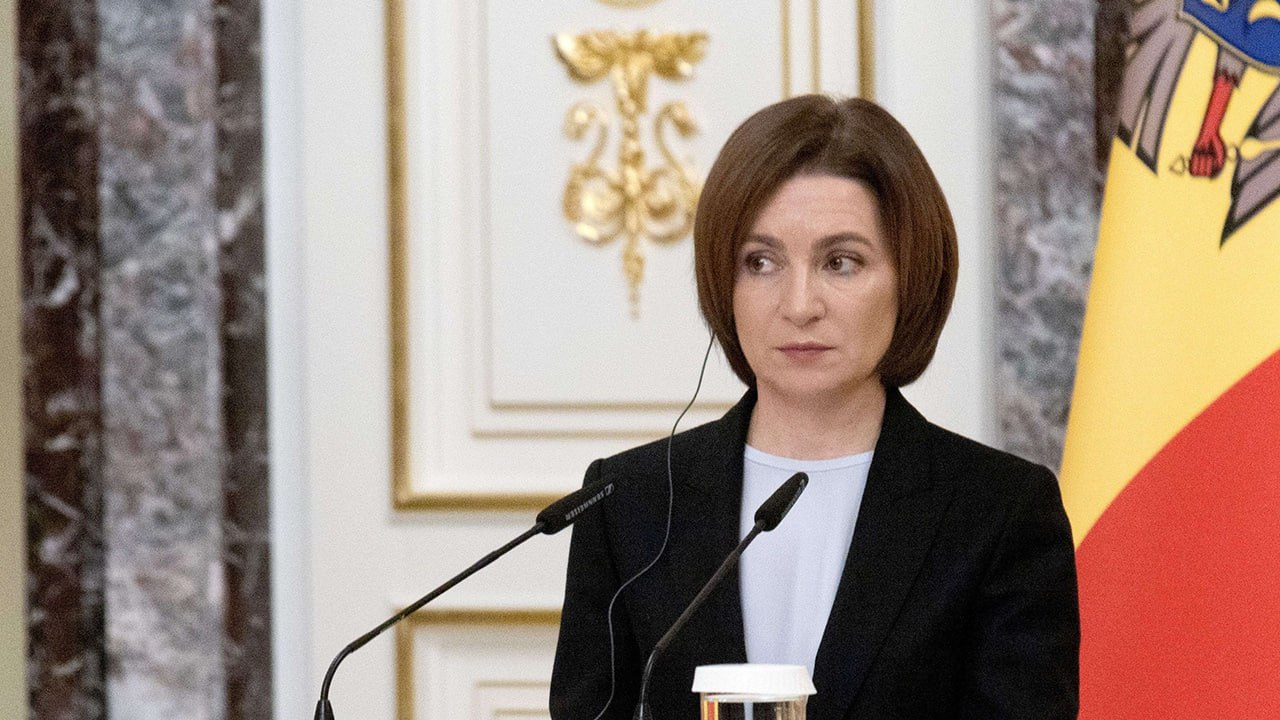Председатель Центральной избирательной комиссии Молдавии Анжела Караман заявила, что Европейский союз имеет право вмешиваться в выборы страны, поскольку Молдавия стремится стать частью этого союза. Караман подчеркнула, что вмешательство стран, таких как Франция, в молдавские выборы не является внешним вмешательством, даже если это включает финансирование политических партий. Президент Молдавии Майя Санду ранее обвинила Россию в подготовке к вмешательству в предстоящие парламентские выборы, запланированные на конец сентября. Санду также выразила обеспокоенность по поводу роли платформы Telegram в распространении фейковой информации и схемах покупки голосов, утверждая, что это способствует дестабилизации страны.