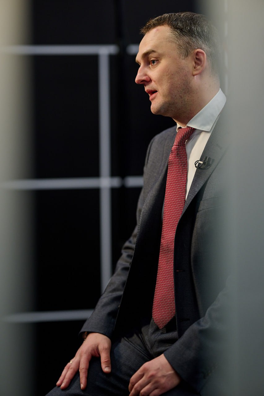 В ПФО планируют вложить 158 млрд рублей на строительство кампусов Согласно исследованию ВТБ Инфраструктурный холдинг к ВЭФ 2025 каждый рубль вложенный в строительство университетских кампусов в России генерирует около 1 руб дополнительных инвестиций в сопутствующие проекты Социально экономический эффект от таких вложений возрастает при комплексном развитии территории и строительстве объектов с нуля В рамках программы создания кампусов мирового уровня для вузов в России запланировано 40 проектов до 2036 года В ближайшие шесть лет предполагается ввод 25 кампусов с общим объемом инвестиций свыше 734 млрд руб Наибольшие вложения ожидаются в Приволжском 158 млрд руб Дальневосточном 148 млрд руб и Центральном федеральных округах 133 млрд руб где планируется создать 15 новых кампусов Кампусы способствуют развитию образования и усиливают научный потенциал регионов По данным обзора Кампусы 2030 наибольший мультипликативный эффект достигается при активном участии компаний в формировании концепции кампуса что позволяет ему стать поставщиком востребованных кадров и инноваций По нашим оценкам общий объем дополнительных инвестиций в регионы где будут построены кампусы может составить до 750 800 млрд руб в случае реализации сопутствующих проектов в жилой и коммерческой недвижимости и инфраструктуре в течение десяти лет с начала эксплуатации кампуса Раскрытие научно исследовательского потенциала построенных кампусов повышает приток инвестиций в территории до 1 4 1 6 трлн руб а взаимодействие с промышленной инфраструктурой и индустриальными партнерами до 2 2 2 25 трлн руб отметил член правления банка банка Виталий Сергейчук На данный момент в России строится 11 кампусов мирового уровня Четыре из них в Челябинске Калининграде Уфе и Новосибирске уже частично введены в эксплуатацию В 2024 году был полностью введен в эксплуатацию первый кампус мирового уровня для МГТУ им Н Э Баумана в Москве Инфраструктурный Холдинг банка реализует проект Челябинского межуниверситетского кампуса который должен быть сдан в 2027 году Он объединит семь вузов региона общей площадью 123 тыс кв метров включая гостиницы для студентов и преподавателей учебно научный комплекс и административно деловой центр aifrb