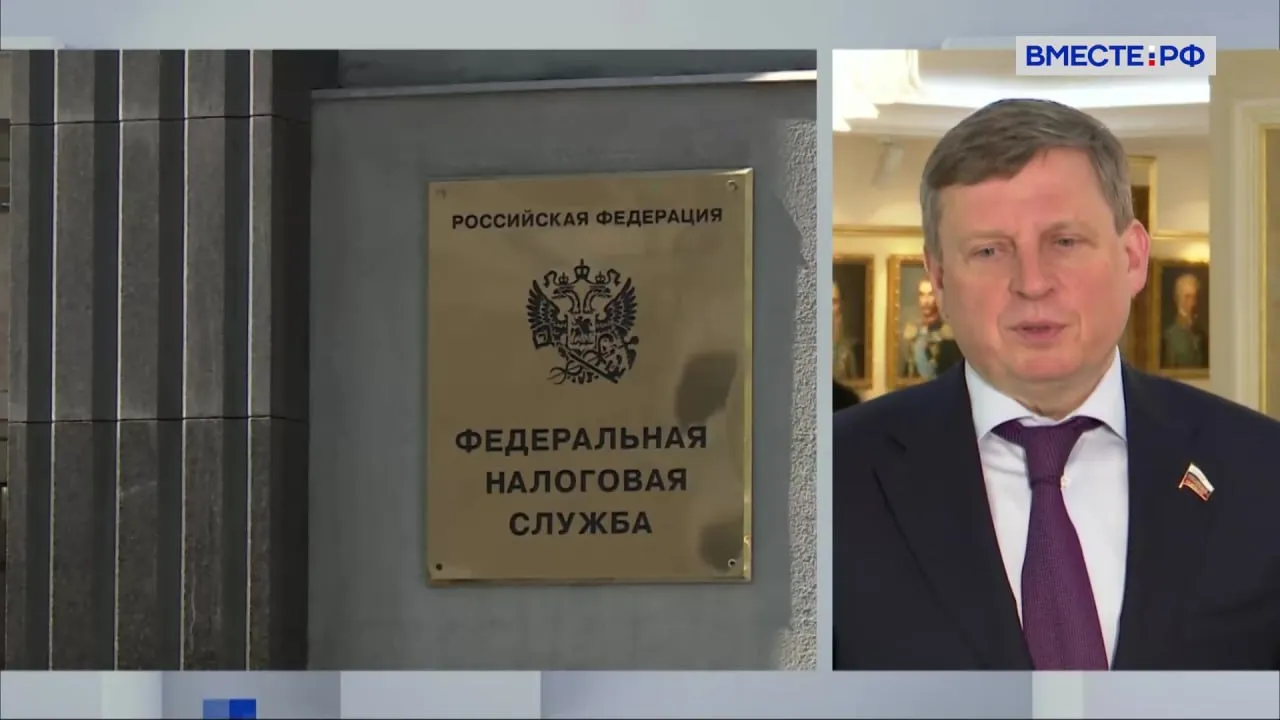 Сенатор Андрей Епишин заявил что сегодня наиболее актуальными для бизнеса и регионов остаются изменения налоговых режимов для малого предпринимательства а также вопросы связанные с имущественными налогами Об этом он сообщил в эфире телеканала Вместе РФ по итогам расширенной коллегии Федеральной налоговой службы По его словам в Совете Федерации сейчас рассматривается закон направленный на сглаживание норм в сфере налогообложения малого бизнеса Сенатор отметил что в его подготовке учитывались предложения регионов и самой налоговой службы а обсуждение инициатив проходит на различных площадках включая офисы Мой бизнес и региональные управления ФНС В дальнейшем эти предложения дорабатываются совместно с центральным аппаратом службы Епишин подчеркнул что еще одним важным направлением остается тема имущественных налогов В частности речь идет о вопросах оценки и кадастровой стоимости которые вызывают у регионов значительное количество обращений и требуют дополнительной проработки Подписывайтесь на Вместе РФ в MAX