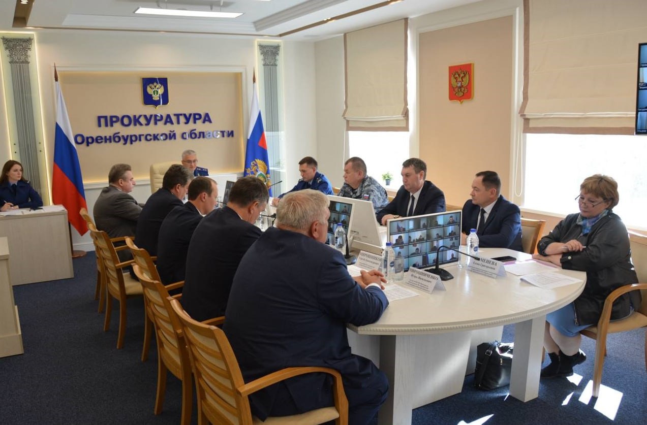 Оренбург Медиа   Прокурор Оренбуржья заявил о непомерных аппетитах чиновников В прокуратуре Оренбургской области прошло заседание на котором обсудили борьбу с коррупцией В 2025 году по данным прокуратуры более 600 человек нарушили антикоррупционное законодательство Ведомство выявило 129 конфликтов интересов около 500 человек привлекли к ответственности 14 лишились полномочий из за коррупции Прокурор области Руслан Медведев акцентировал внимание на непомерных аппетитах ряда чиновников За девять месяцев текущего года суды удовлетворили четыре иска прокуратуры на общую сумму более 140 миллионов рублей Оренбург подробнее на канале Оренбург Медиа
