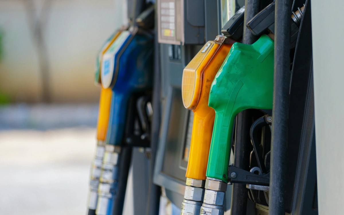 Перебои с автогазом и бензином Минэнерго открыло горячую линию В случае если вы столкнулись с фактами завышения цен на бензин марки АИ 92 или отсутствия топлива на АЗС просим обращаться по телефону горячей линии 77018550248 Прием обращений будет осуществляться ежедневно в режиме 24 7 говорится в сообщении ведомства По данным министерства плановый ремонт на одном из заводов производителей был заблаговременно учтен Министерством при формировании графиков поставок и выделении дополнительных объемов для регионов с высоким спросом Таким образом наблюдаемые очереди на отдельных АГЗС также связаны с вопросами внутреннего распределения и логистики на местах а не с системным дефицитом kazinform news