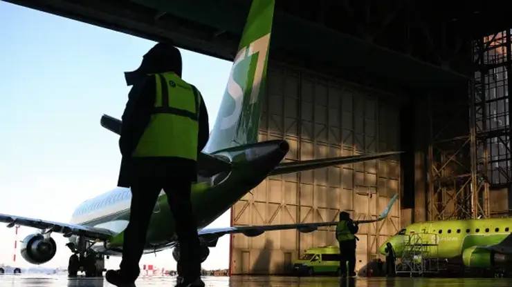 Три самолета летевшие в Барнаул приземлились на запасной аэродром в Новосибирске из за сложных погодных условий По данным ведомства речь идет о двух рейсах из Москвы S7 и Аэрофлот и одного из Санкт Петербурга Nordwest Кроме того задерживается прибытие в Барнаул двух самолетов из Екатеринбурга и Новосибирска Фото РИА Новости Александр Кряжев   Подписаться на sibnovosti ru предложить новость