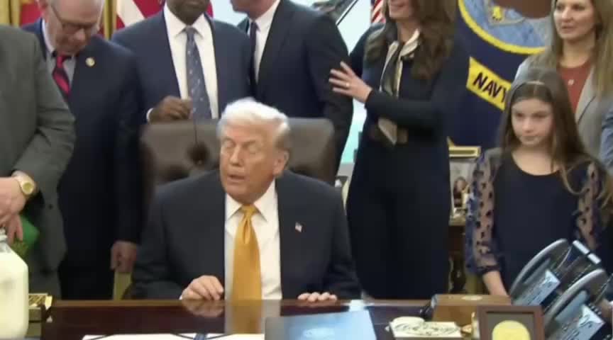 Дональд Трамп шутит о полусвежем молоке на брифинге для журналистов