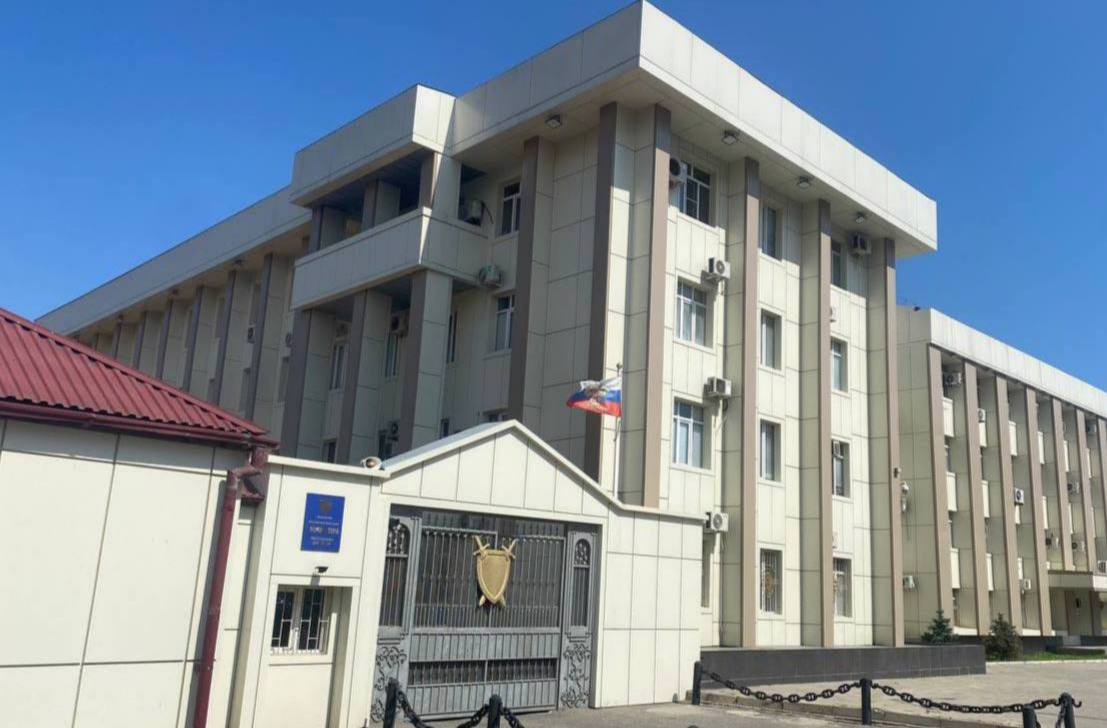 По иску прокуратуры Республики Дагестан судом изменены основание и формулировка увольнения бывшего министра сельского хозяйства и продовольствия региона нарушившего антикоррупционное законодательство Прокуратурой Республики Дагестан проведена проверка соблюдения требований законодательства о противодействии коррупции Установлено что министр сельского хозяйства и продовольствия Республики Дагестан в декларации за 2022 год указал недостоверные сведения о свих доходах и имуществе а также доходах имуществе своей супруги и несовершеннолетнего сына В частности не указал свой доход полученный по предыдущему месту работы и банковский счет доход супруги полученный от реализации 2 земельных участков и жилого помещения находящиеся в собственности сына жилой дом и земельный участок В ходе проверки министр был освобожден от занимаемой должности по собственному желанию Вместе с тем совершение вменяемых ему правонарушений должно было повлечь применение к нему дисциплинарного взыскания в виде освобождения от должности в связи с утратой доверия В связи с этим прокуратура в Советский районный суд г Махачкала направила исковое заявление с требованием изменить основание и формулировку освобождения бывшего министра от занимаемой должности с по собственному желанию на в связи с утратой доверия за непредставление лицом замещающим государственную должность Республики Дагестан сведений о своих доходах расходах об имуществе и обязательствах имущественного характера а также о доходах расходах об имуществе и обязательствах имущественного характера своих супруги супруга и несовершеннолетних детей представление заведомо неполных сведений Судом требования прокуратуры удовлетворены
