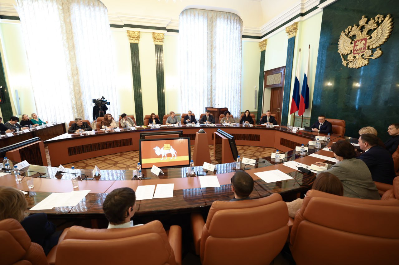 Текслер обсудил на Совете доступную среду и помощь инвалидам В Челябинске под председательством главы Южного Урала Алексея Текслера накануне прошло заседание областного Совета по делам инвалидов В нем участвовали чиновники представители НКО и общественных организаций Главными темами стали медицинская помощь Доступная среда трудоустройство и социальная поддержка включая участников специальной военной операции Губернатор отметил масштаб задачи в регионе живут 280 тысяч людей с инвалидностью Каждый со своей личной историей запросами спецификой проблем И к каждому мы должны найти индивидуальный подход подчеркнул Алексей Текслер открывая встречу Он сообщил что программа Доступная среда в регионе продлена до 2030 года и стала бессрочной В прошлом году было адаптировано 118 ключевых объектов поликлиники центры занятости и дома культуры Необходимо сказать что в регионе регулярно обновляют общественный пассажирский транспорт с учетом требований доступности для инвалидов и других маломобильных групп Так в прошлом году доля подвижного состава автомобильного и городского электрического транспорта адаптированного для перевозки инвалидов составила 68 Отдельно губернатор остановился на поддержке ветеранов СВО получивших инвалидность Текслер подчеркнул что ветеранам боевых действий предоставляются все виды помощи медицинская психологическая педагогическая юридическая трудовая и социальная Подробнее на сайте Полит74 eugenejut