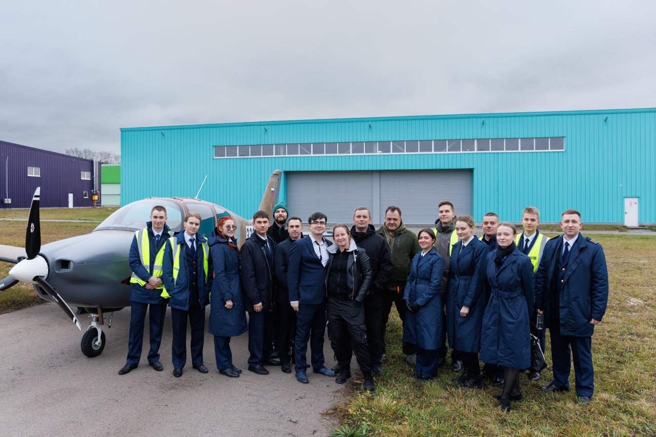 В Росавиации прошла встреча с инструкторами и курсантами подведомственных вузов Руководитель Росавиации Дмитрий Ядров провел встречу с инструкторами и курсантами подведомственных Росавиации вузов Перспективы развития авиационного образования темы подготовки пилотов для воздушного транспорта России и обновления парка учебных самолетов больше всего интересовали курсантов УИ ГА и студентов СПбГУ ГА Об этом сообщает AVIA RU со ссылкой на данные пресс службы ведомства Обучающиеся на пилотов молодые люди и девушки приехали в Росавиацию по приглашению главы агентства Перед встречей вместе со своими инструкторами они познакомились с производством перспективного учебно тренировочного самолета Танго в Подмосковье Это воздушное судно может быть рассмотрено для пополнения флота питерского и ульяновского вузов после получения на машину сертификата типа aviaru net n289675