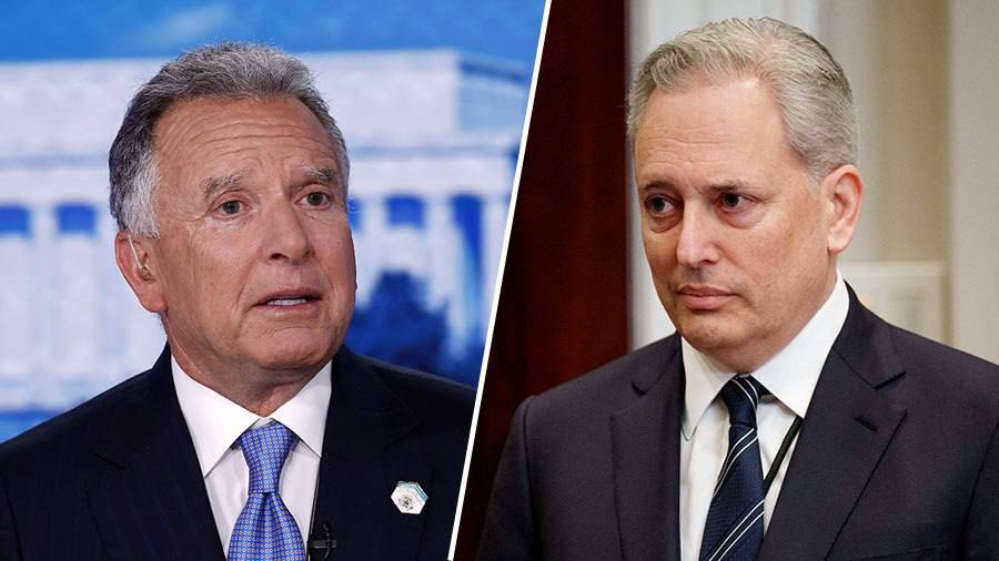 RT Госдеп по просьбе сенаторов демократов расследует дело о якобы нарушении этических норм помощниками Трампа Речь идёт о Стиве Уиткоффе и Дэвиде Саксе пишет портал Semafor Они причастны к решению разрешить экспорт передовых американских микросхем в ОАЭ Действия Уиткоффа и Сакса привлекли внимание сенаторов в связи с их предполагаемыми финансовыми связями с ОАЭ в сфере криптовалют уточняется в статье Подпишись RogandarNEWs мы в MAX