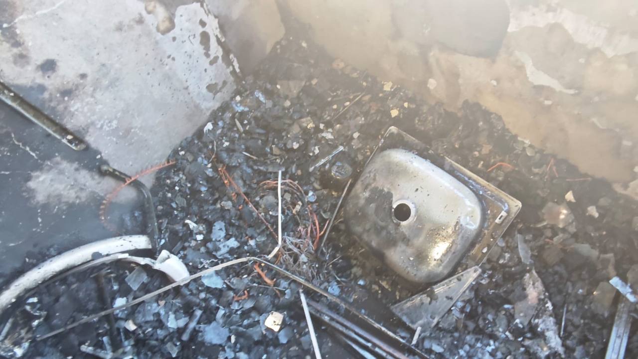 Ранним утром в Екатеринбурге загорелась квартира на 14 этаже в доме на улице Черепанова До приезда пожарных из здания эвакуировались 15 человек. Пожар тушили 15 огнеборцев. Выгорели балкон и две комнаты. Сейчас идет разборка сгоревших конструкций. Причины пожара устанавливают дознаватели. ИА «Ночные новости»