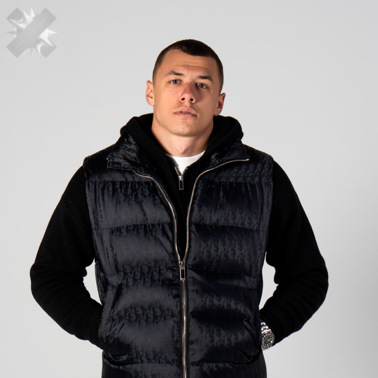 Макан отправится служить в элитный спецназ Росгвардии По информации СМИ 23 летнего рэпера распределили в ЦСН Витязь подразделение которое занимается борьбой с терроризмом освобождением заложников и пресечением массовых беспорядков   хорошей службы позывной для Макана уже готов НМШ