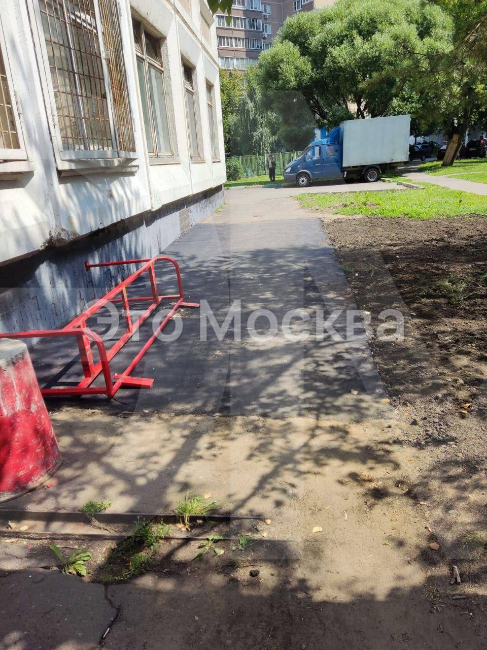 В Жулебино заживо закопали кошек после ремонта теплотрассы. Местные жители сигнализируют во все доступные службы и просят о помощи, но не получают ответа. Животные находятся в заточении с 30 июня. Волонтёры сохраняют надежду на то, что кошки живы, но сделать ничего не могут. «Вчера наш мастер попробовал посмотреть, нельзя ли пробить отверстие из подвала жилого дома. Такой возможности нет. Остается или всё выкапывать, или посмотреть доступ из ЦТП», — сообщили в фонде «Котоспас». Лермонтовский проспект, 10