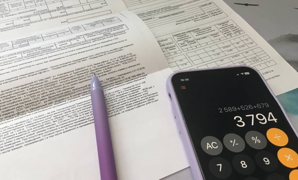 В Ростовской области с января поменяются тарифы на электроэнергию С 1 января 2026 года стоимость будет зависеть от объема потребления Основные изменения  Льготный тариф до 3200 кВт ч месяц  Средний до 6000 кВт ч месяц  Повышенный свыше 6000 кВт ч месяц Власти отмечают что 90 домохозяйств региона укладываются в льготный диапазон и не заметят изменений Многодетные семьи сохранят льготный тариф без ограничений domostroyrf