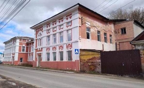 Дом купца Башкирова в Городце продали на аукционе сообщил заместитель губернатора Егор Поляков Дом с фасадами в духе модерна является объектом культурного наследия регионального значения Договор купли продажи по начальной цене 12 8 млн рублей будет заключен с единственным участником аукциона ООО ПЦМИ Инвестор планирует восстановить объект культурного наследия до 2030 года Решение о функциональном использовании здания инвестор примет самостоятельно Средства с проданного объекта поступят в областной бюджет прокомментировал Егор Поляков Фото Телеграм канал Егора Полякова РБК Нижний Новгород в Telegram