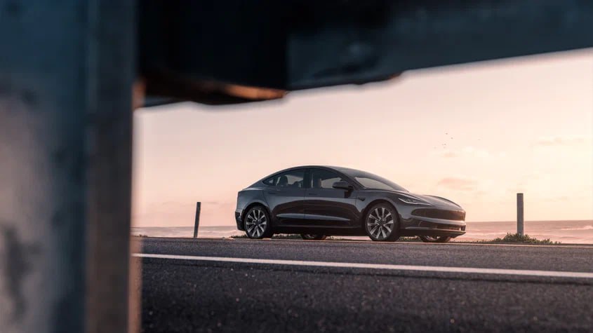 Tesla оказалась в центре расследования из за задержек передачи информации о ДТП Национальное управление по безопасности дорожного движения США NHTSA инициировало расследование в отношении Tesla из за аварий с автомобилями оснащёнными комплексом Full Self Driving FSD сообщает Electrek В NHTSA считают что Tesla задерживает информацию о таких происшествиях Tesla узнаёт о ДТП буквально в течение нескольких минут так как на сервер компании отправляется снимок с места происшествия Однако передавать эту информацию NHTSA автопроизводитель не спешит иногда проходят месяцы При этом в США действует закон по которому автопроизводитель обязан уведомлять NHTSA о происшествиях с автомобилями двигавшихся в беспилотном режиме На это отводится до пяти дней Комментируя ситуацию представитель Tesla заявил что задержки передачи отчётов о ДТП были связаны с ошибками во внутренней системе компании которые уже устранены Однако NHTSA намерено продолжить расследование autoruonline