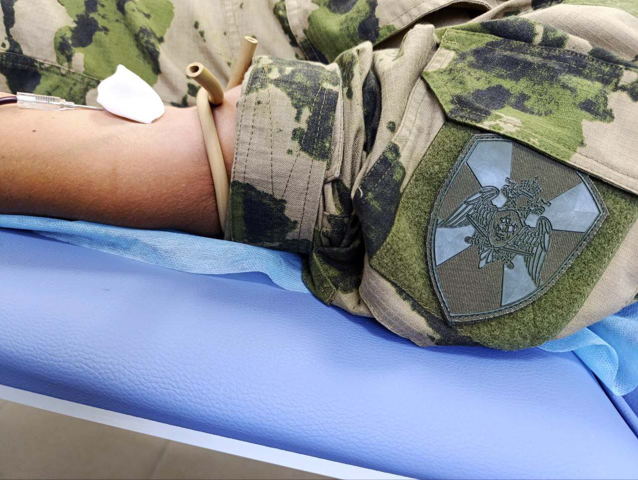 Росгвардейцы поддержали ведомственную акцию От сердца к сердцу в Херсонской области Сотрудники СОБР Лидер Управления Росгвардии по Херсонской области приняли участие во всероссийской ведомственной донорской акции От сердца к сердцу В ходе нее 18 представителей ведомства безвозмездно сдали кровь для нужд медицинских учреждений региона Участие в таких акциях наша гражданская позиция Мы понимаем и очень надеемся что наш скромный вклад может дать кому то шанс на жизнь и выздоровление отметил офицер спецназа Росгвардии
