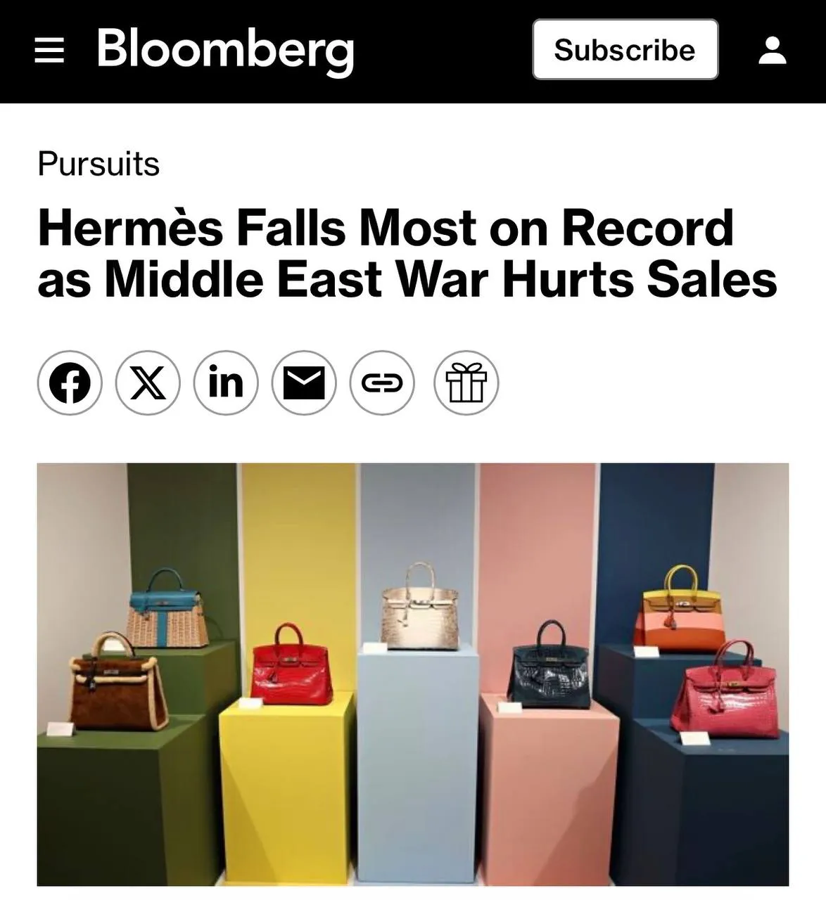 Акции Hermes рухнули на 14 3 Это самое сильное однодневное падение в истории компании С начала 2025 года акции уже потеряли около 30 пишет Bloomberg Причиной стали слабые результаты за первый квартал продажи выросли лишь на 5 6 при ожиданиях рынка выше 7 Снижение зафиксировано на Ближнем Востоке 5 9 который обеспечивал около 4 продаж Hermes а также во Франции 2 8 из за того что важные для модного дома клиенты в этом регионе сократили свои расходы Подписывайтесь на BFM И в MAX