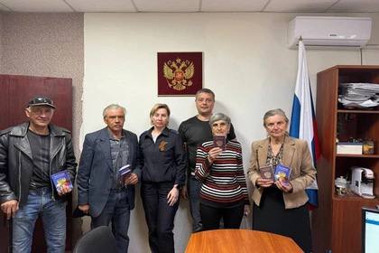 В Донецке вручили паспорта жителям эвакуированных из Красногоровки В Донецке состоялась торжественная церемония вручения паспортов гражданам России, эвакуированным из Красногоровки. Сотрудники миграционного отдела по Кировскому району Донецка, совместно с представителями администрации города, помогли жителям освобожденного города получить российские паспорта. Об этом сообщили в пресс-службе МВД по ДНР. В ходе мероприятия граждане приняли Присягу. Начальник 5-го отделения по обслуживанию Кировского района Донецка Юлия Олейник и старший инспектор Любовь Гапеева поздравили каждого со вступлением в гражданство и пожелали мирного неба над головой.