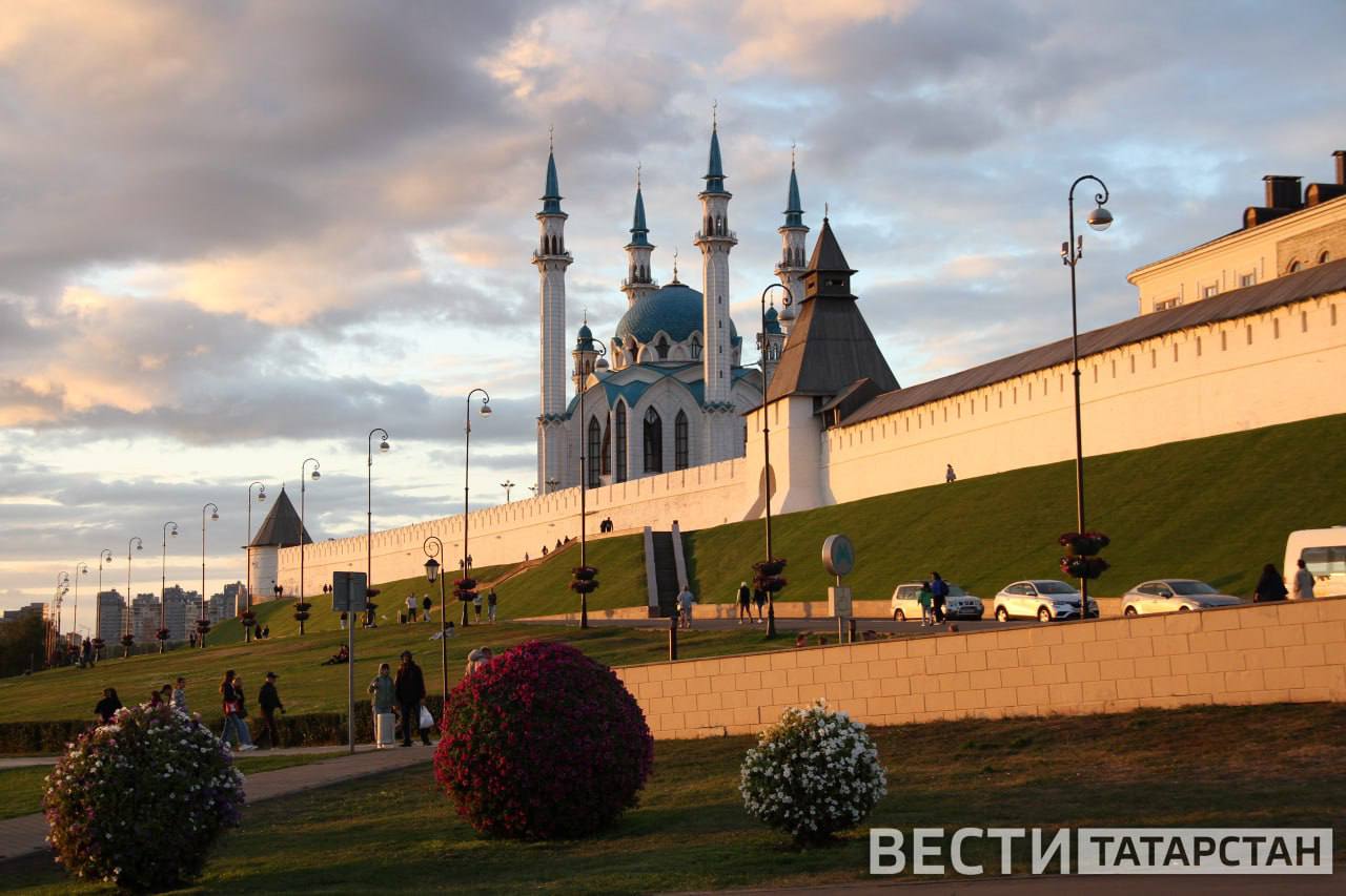 20 школьников из Татарстана принимают участие в Юнармейских военно-патриотических сборах ПФО «Гвардеец»  В Пензе состоялась торжественная церемония открытия Юнармейских военно-патриотических сборов «Гвардеец». В мероприятии приняли участие высокопоставленные гости, включая заместителей полномочного представителя Президента РФ в Приволжском федеральном округе и губернатора Пензенской области. От Республики Татарстан в сборах участвуют 20 школьников из 9 образовательных учреждений, включая Татарстанский кадетский корпус и Тетюшскую кадетскую школу-интернат.   Всего в «Гвардейце» примут участие 360 юношей из 14 регионов ПФО, а также из ДНР, ЛНР, Запорожской области и впервые из Республики Беларусь.  В рамках сборов участники погрузятся в армейскую жизнь, пройдут подготовку по строевой, физической, стрелковой и парашютной подготовке, а также изучат основы военного дела и современные тактики. Также запланированы соревнования по различным видам спорта и творческие конкурсы.  Церемонию открытия украсило выступление сводного духового оркестра из почти 300 музыкантов. Участники сборов смогут узнать о значении специальной военной операции и услышать личные истории от героев Российской Федерации.  Сборы будут проходить с 1 по 21 августа на базе Пензенского артиллерийского инженерного института имени генерала армии А.В. Хрулева.   Подписаться   Сообщить новость