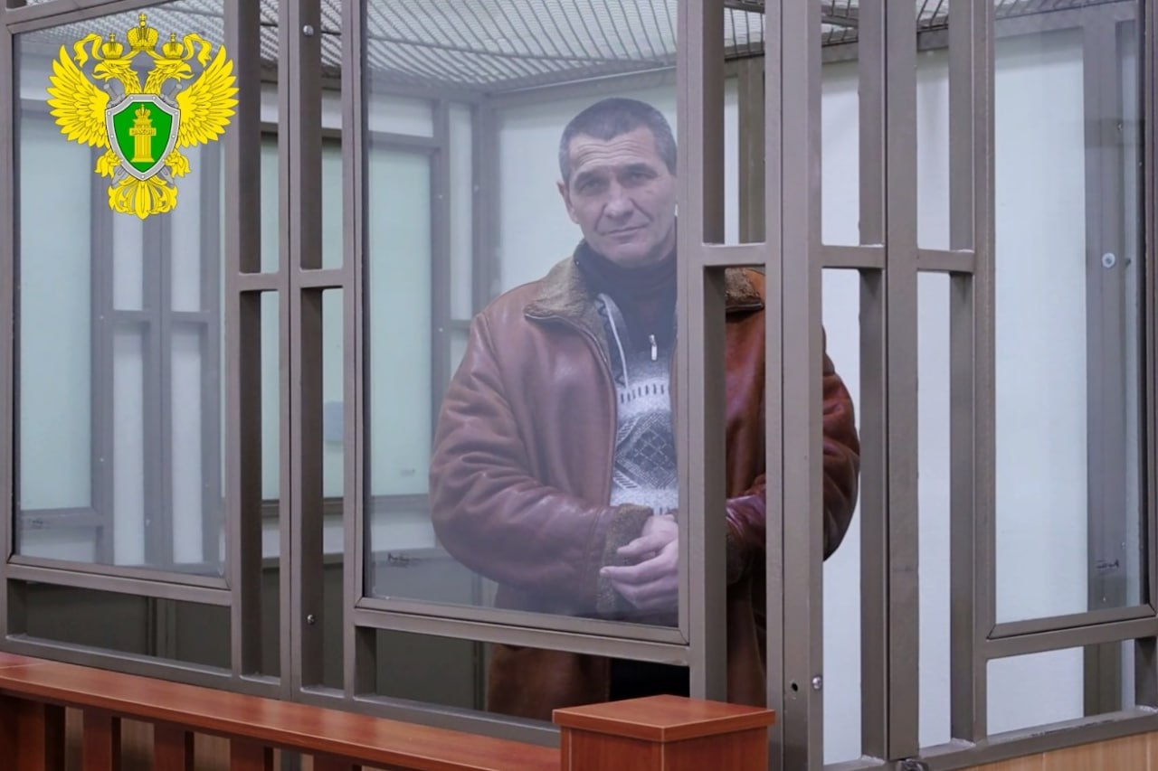 В Севастополе осужден житель Республики Крым который совершил государственную измену и оборудовал тайник с взрывным устройством и взрывчатым веществом по заданию иностранной спецслужбы Севастопольский городской суд вынес обвинительный приговор по уголовному делу в отношении 53 летнего жителя Республики Крым Евгения Гуденкова Он признан виновным по ст 275 УК РФ государственная измена и п в ч 3 ст 222 1 УК РФ незаконные приобретение хранение и перевозка взрывчатого вещества и взрывного устройства совершенные с использованием сети Интернет Установлено что в период с января 2023 по октябрь 2024 года Гуденков через интернет мессенджер Вотсап был привлечен представителем ГУР МОУ к конфиденциальному сотрудничеству против безопасности Российской Федерации По указанию представителя украинской спецслужбы он произвел фотографирование и собрал сведения о месте дислокации боевых позиций средств противовоздушной обороны Вооруженных Сил Российской Федерации и передал их противнику Кроме того по заданию указанного лица он извлек из подготовленного для него тайника на территории Республики Крым два брикета с пластичным взрывчатым веществом зарубежного производства на основе гексогена общей массой более 1 килограмма электродетонатор и радиоуправляемое исполнительное устройство Данные предметы и вещество он перевез по месту своего проживания а затем поместил в другой тайник в городе Инкермане Преступные действия Гуденкова пресечены сотрудниками УФСБ России по Республике Крым и городу Севастополю Спрятанные им взрывное устройство и взрывчатое вещество обнаружены и изъяты Суд с учетом мнения государственного обвинителя назначил виновному наказание в виде 17 лет лишения свободы в исправительной колонии строгого режима с ограничением свободы сроком на 1 год и со штрафом в размере 400 тыс рублей Автомобиль мобильный телефон и ноутбук которые осужденный использовал в преступной деятельности конфискованы в доход государства Пресс служба прокуратуры города Севастополя