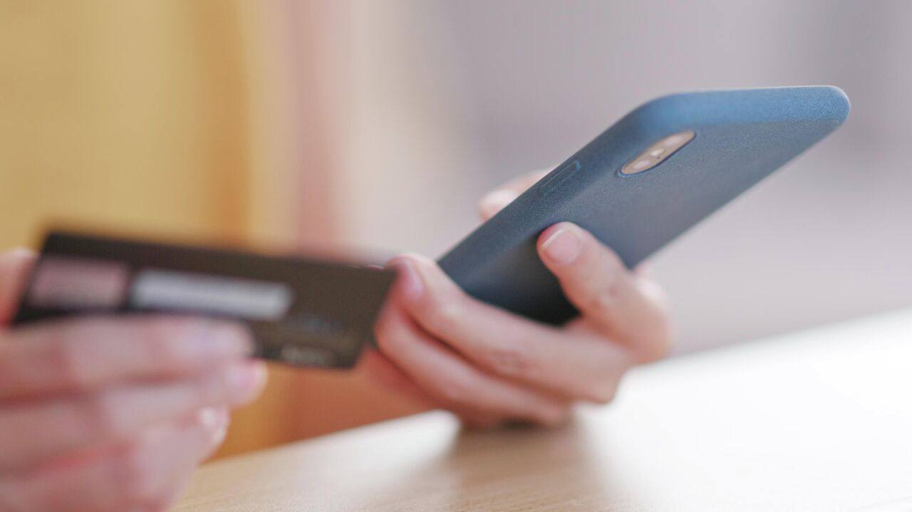 Мужчинам на заметку мошенники придумали новую схему развода на сайтах знакомств Злоумышленники создают анкеты женщин и находят жертв на сайтах знакомств Затем они переводят диалог в мессенджер и в процессе общения онлайн подруга рассказывает о том что у нее болен ребенок и ей необходимы деньги на лечение Когда же неравнодушные мужчины переводят деньги преступники перестают выходить на связь Однако через некоторое время новая знакомая объявляется и предлагает вернуть долг для этого у потерпевших просят продиктовать пятизначный код из СМС для подтверждения перевода но деньги так и не поступают на счета обманутых наоборот злоумышленники крадут накопления и вновь перестают выходить на связь Изображение Depositphotos