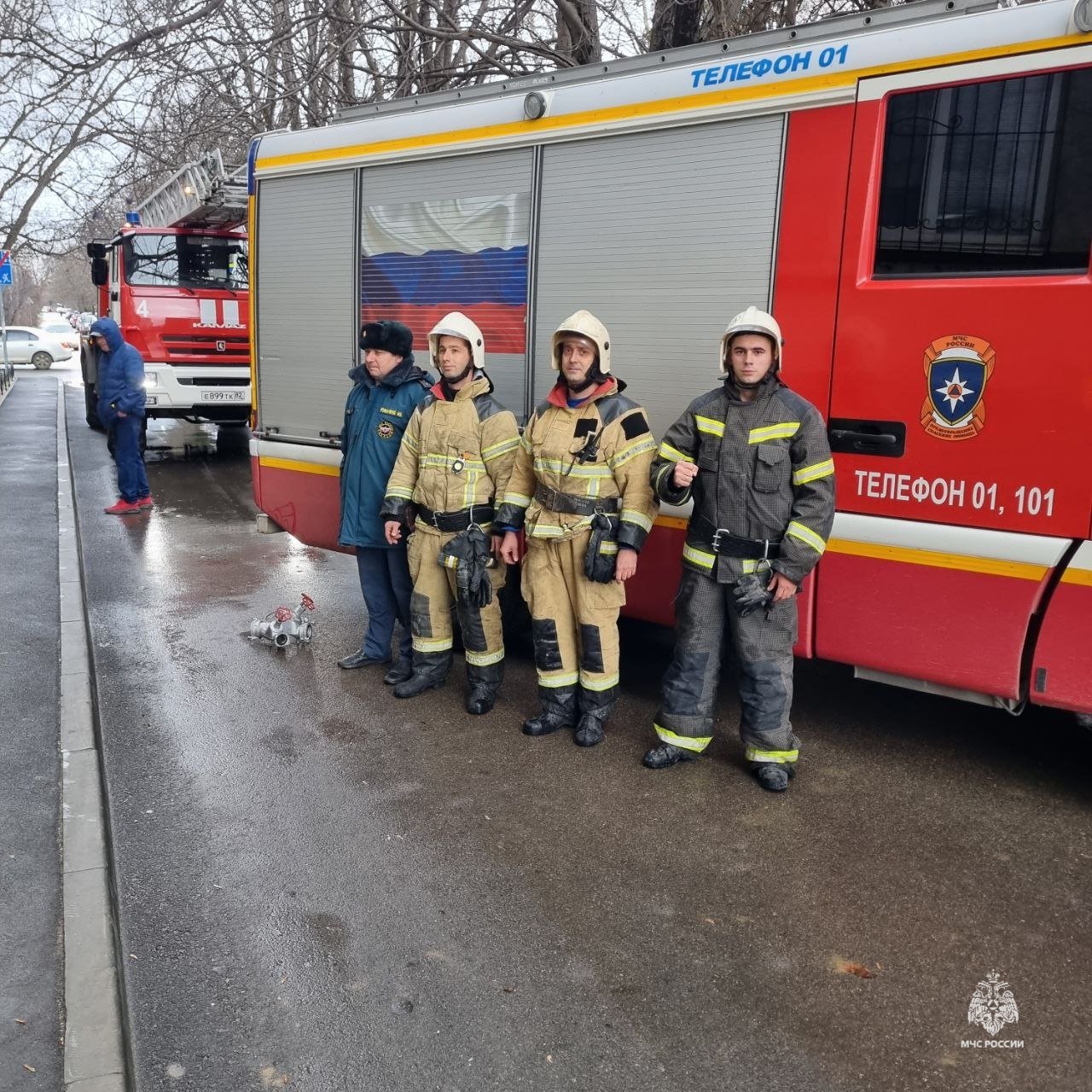 ‍ ‼ В Симферополе пожарные спасли человека из огня  Как выяснилось, сегодня днем поступило сообщение о пожаре на 7 этаже многоквартирного дома по ул. Трубаченко. Из горящей квартиры спасли 45-летнюю женщину. Сейчас ее наблюдают медики.   «Возгорание вещей на 6 квадратах ликвидировали 18 человек личного состава и 5 единиц техники. Причину установят эксперты», — сообщили в ГУ МЧС России по РК.    ГУ МЧС России по РК