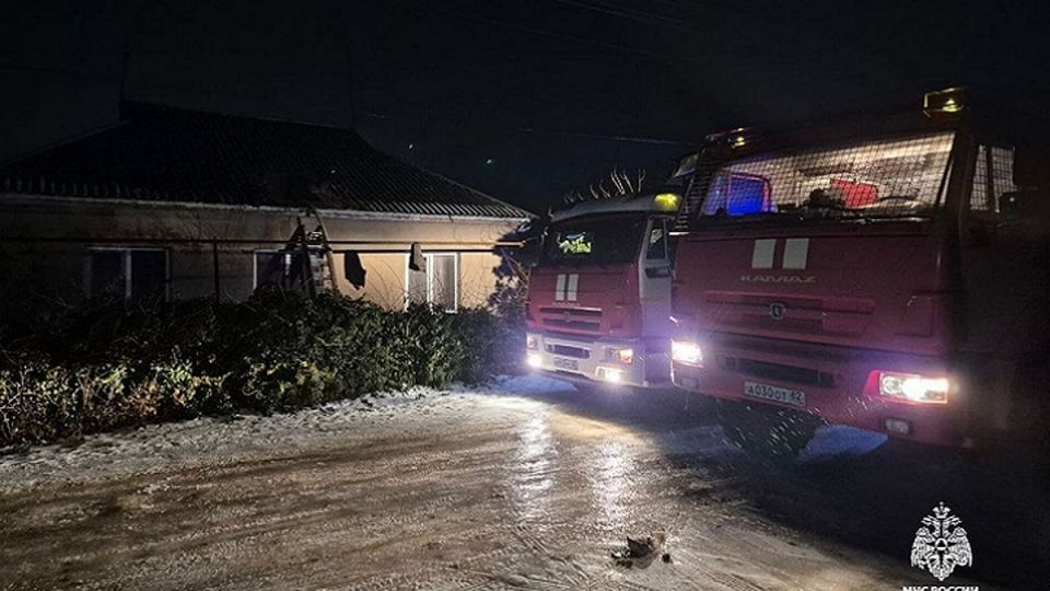 В Сакском районе сгорел дом два человека погибли Два человека погибли в результате пожара в селе Трудовое Сакского района Как сообщили в ГУ МЧС по РК сообщение о возгорании в частном доме поступило на пульт дежурного рано утром Когда на место прибыли спасатели дом был охвачен пламенем произошло обрушение крыши Во время разведки к сожалению были обнаружены двое погибших сообщили в МЧС На месте пожара работают эксперты и дознаватели МЧС России Предварительная причина пожара неосторожное обращение с огнем при курении Ведется следствие Напомним в Севастополе из за курения в заброшенном здании погиб мужчина Подробнее