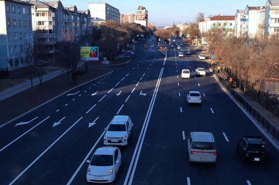 Автоматические комплексы будут ловить шумных гонщиков на амурских дорогах Поручение об установке приборов дал губернатор области Василий Орлов Решение приняли на выездном совещании в Автоколонне 1275 Как отметил в своем телеграм канале глава региона современные комплексы для фиксации нарушений появятся на проблемных участках дорог Эти системы будут в автоматически фиксировать громкий звук от автомобилей и передавать данные в Госавтоинспекцию для вынесения штрафов водителям которые мешают жителям ночными гонками От жителей Благовещенска поступает много обращений на шум на дорогах С этого года в России разрешено использовать специальные автоматические комплексы для измерения шума от автомобилей Знаю что сейчас ведется закупка этих приборов Необходимо приобрести их достаточное количество если есть потребность дополнительно профинансируем Определите места где ездят ночные гонщики и установите приборы стационарно Они будут в автоматическом режиме выносить штрафы водителям которые мешают своим шумом людям сказал Василий Орлов OrlovAmur ПРОДОЛЖЕНИЕ НА САЙТЕ Фото asfaltamur