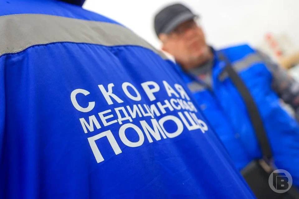 Под Волгоградом в ДТП погибла пассажирка автомобиля.  Трагедия случилась в Калачевском районе.  На трассе в Калачевском районе Волгоградской области во время ДТП погибла женщина.  Смертельная авария произошла в пятницу, 8 августа, примерно в 03:15.  ​- Водитель, находившийся за рулем ВАЗ-211, на сорок шестом километре автодороги Червленое - Калач-на-Дону не справился с управлением и совершил съезд с проезжей части. Машина опрокинулась. В результате аварии пассажирка скончалась на месте, до приезда скорой, - уточнили "Городским вестям" в ГУ МВД по региону.  Водитель и несовершеннолетний пассажир "десятки" были госпитализированы. В отношении водителя возбуждено уголовное дело.