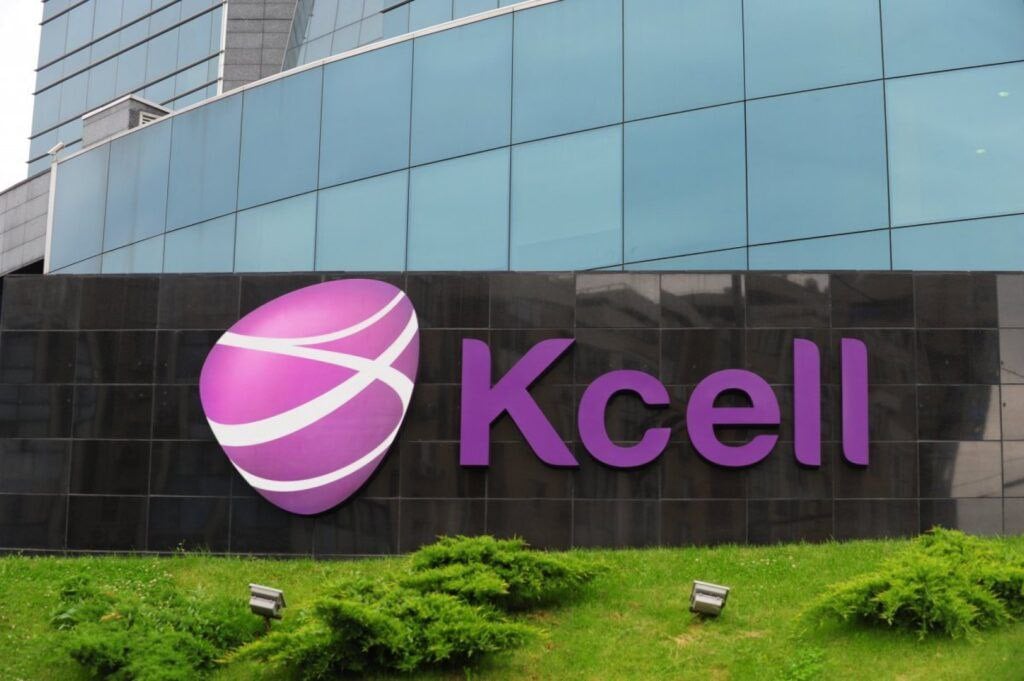 Казахтелеком не планирует продавать 51% Kcell  После завершения продажи Теle2/ALTEL катарскому Power International Holding в национальной компании в ответ на запрос ассоциации миноритариев рассказали о будущем ещё одного сотового оператора.   По данным QAMS, АО «Казахтелеком» придерживается позиции сохранить АО «Кселл» в структуре нацкомпании, а также не планирует делистинг акций с биржи KASE. Сейчас крупными акционерами сотового оператора кроме государства выступают частная компания KC Holding LTD  14,87% , First Heartland Jusan Bank  9,08%  и ЕНПФ  7,1% .  «Менеджмент АО «Казахтелеком» настроен на всестороннее развитие компании через инфраструктурное развитие, перевод абонентов с медных сетей на оптические и цифровизацию, что в свою очередь через увеличение финансовых показателей приведёт к увеличению стоимости компании на рынке», – уточнили в Казахтелеком.  Ассоциацию миноритариев QAMS также интересовало распределение выручки от продажи ТОО «Мобайл Телеком-Сервис»  Теle2/ALTEL  на выплаты специальных дивидендов, сокращение долга и развитие сети 5G.  Фото с сайта inbusiness.kz    /CentralMediaNews