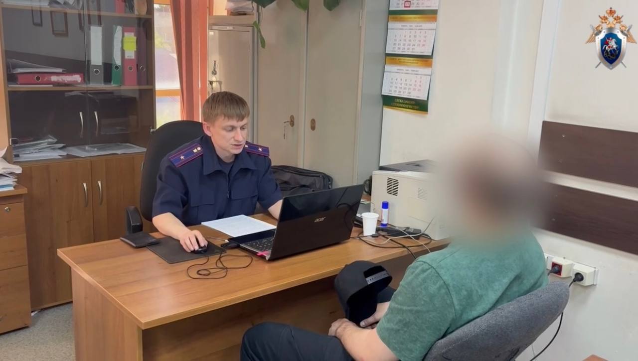 ‼ Еще двое жителей Черемхово, осуществлявших преступную деятельность, заключены под стражу Первым отделом по расследованию особо важных дел СУ СК России по Иркутской области расследуется уголовное дело в отношении группы лиц, обвиняемых в совершении преступлений, предусмотренных ч. 1 ст. 222 УК РФ незаконные приобретение и хранение огнестрельного оружия , двух эпизодов ч. 3 ст. 30, пп. «а, ж, и» ч. 2 ст. 105 УК РФ покушение на убийство, совершенное в отношении двух или более лиц, группой лиц, из хулиганских побуждений . По версии следствия, в январе 2025 года в городе Черемхово на почве сложившихся неприязненных отношений группа местных жителей совершила нападение на мужчину, нанося удары металлическим кастетом и ножом по жизненно важным органам. В результате потерпевший был доставлен в медицинское учреждение с множественными телесными повреждениями. Кроме того, в марте 2025 года злоумышленники, преследуя цель совершить убийство, произвели выстрелы из имевшегося у них оружия в автомобиль, в салоне которого находились трое мужчин, состоявших в конфликтных отношениях с последними. Также установлено, что двое участников преступной группы незаконно приобрели и хранили огнестрельное оружие. В ходе предварительного расследования пятерым обвиняемым избрана мера пресечения в виде заключения под стражу. Трое фигурантов скрылись от органов следствия. В настоящее время местонахождение двоих мужчин, находившихся в розыске, установлено в городе Иркутске сотрудниками полиции. Следователи СК допросили задержанных, им предъявлено обвинение, и по ходатайству следствия избрана мера пресечения в виде заключения под стражу. Расследование уголовного дела продолжается, проводятся необходимые следственные действия, а также розыск еще одного нападавшего.