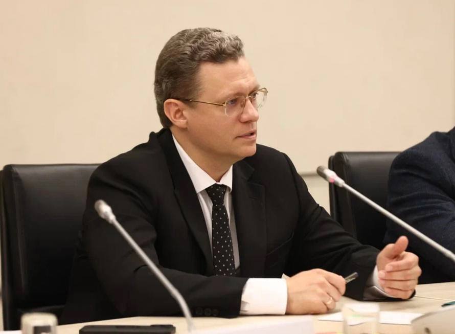 Для главврачей Вологодской области проведут семинар по применению цифровых инструментов в работе Губернатор Вологодской области Георгий Филимонов поручил организовать семинар для главных врачей региона по применению цифровых систем Такое распоряжение он дал на оперативном совещании с членами регионального правительства и руководителями муниципалитетов Пользуясь случаем хотел бы поговорить о том как Вы видите исправление ситуаций по сокращению сроков ожидания очереди к узким специалистам Перед нами стоит новая глобальная архиважная задача в разы сократить а точнее минимизировать время ожидания в очереди и записи на диагностическое обследования на тяжелом оборудовании КТ МРТ УЗИ и так далее Обнаруживаются чудовищные рудименты прошлого здравоохранения Вологодской области когда люди почему то ждут месяц два полгода Задача предложить оперативные решения Чтобы ни в коем случае больше никто не ожидал очереди не то что полгода а чтобы мы решали в течение недели эту задачу обратился губернатор Георгий Филимонов к министру здравоохранения региона Николаю Гонтюрёву Николай Гонтюрёв подтвердил серьезность проблемы отметив что лично обнаружил в медучреждениях сокращение слотов приема и отсутствие работы администраторов Наиболее показательным стал выезд в череповецкую поликлинику 7 где обнаружились талоны на КТ с 2024 года а ведение записи в обход официальной системы РМИС привело к образованию полугодовой очереди Мы внедряем РМИС а врачи по старинке в тетрадку записывают как им удобно Это нужно искоренять наказывать в том числе рублем обязать главврача отвечать по всей строгости за игнорирование РМИС ПроМед Чтобы бумагой не пользовались чтобы работала наша единая цифровая система последний год которую мы дорабатываем и к декабрю полностью запускаем Собирайте пожалуйста всех гравврачей ЦРБ и поликлиник области на большое мероприятие семинар прокачку Я выступаю С большим энтузиазмом включусь в это мероприятие чтобы объяснить чем грозит игнорирование новой цифровой системы использование цифровых инструментов дисквалификацией что называется подчеркнул Георгий Филимонов По словам министра здравоохранения по итогам выездов в проблемные медучреждения уже разработаны дорожные карты а с главврачами проведен инструктаж по шагам для решения вопроса и недопущения его повторения в будущем