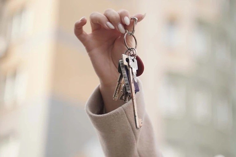 В Петербурге снизилась средняя цена на комнаты Средняя стоимость комнаты на берегу Невы снизилась на 5 3 процента и составила 2 7 миллиона рублей Об этом пишут РИА Новости со ссылкой на Мир квартир Как отметил генеральный директор портала Павел Луценко в условиях недоступной ипотеки люди покупают то на что им хватает денег В частности это комнаты Светлана Маковеева Читай нас в MAX Подпишись на Комсомольскую правду СПб