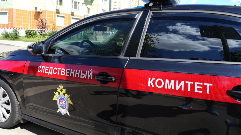 Расчлененное тело женщины нашли в холодильнике в съемной квартире в Барнауле Расфасованные по пакетам останки 33-летней женщины обнаружили в холодильнике на съемной квартире в Барнауле. Главным подозреваемым является ранее судимый муж убитой, сообщил источник РЕН ТВ. Как передает источник РЕН ТВ, 22 апреля мать убитой получила сообщение от дочери, что та якобы уехала на вахту. В этот же день она перестала выходить на связь. "В мае 34-летний супруг убитой стал злоупотреблять алкоголем, утверждая, что запивает спиртным тяжелый развод с женой", – рассказал источник РЕН ТВ. Возбуждено уголовное дело по статье об убийстве. Обстоятельства происшествия и дата совершения преступления устанавливаются.