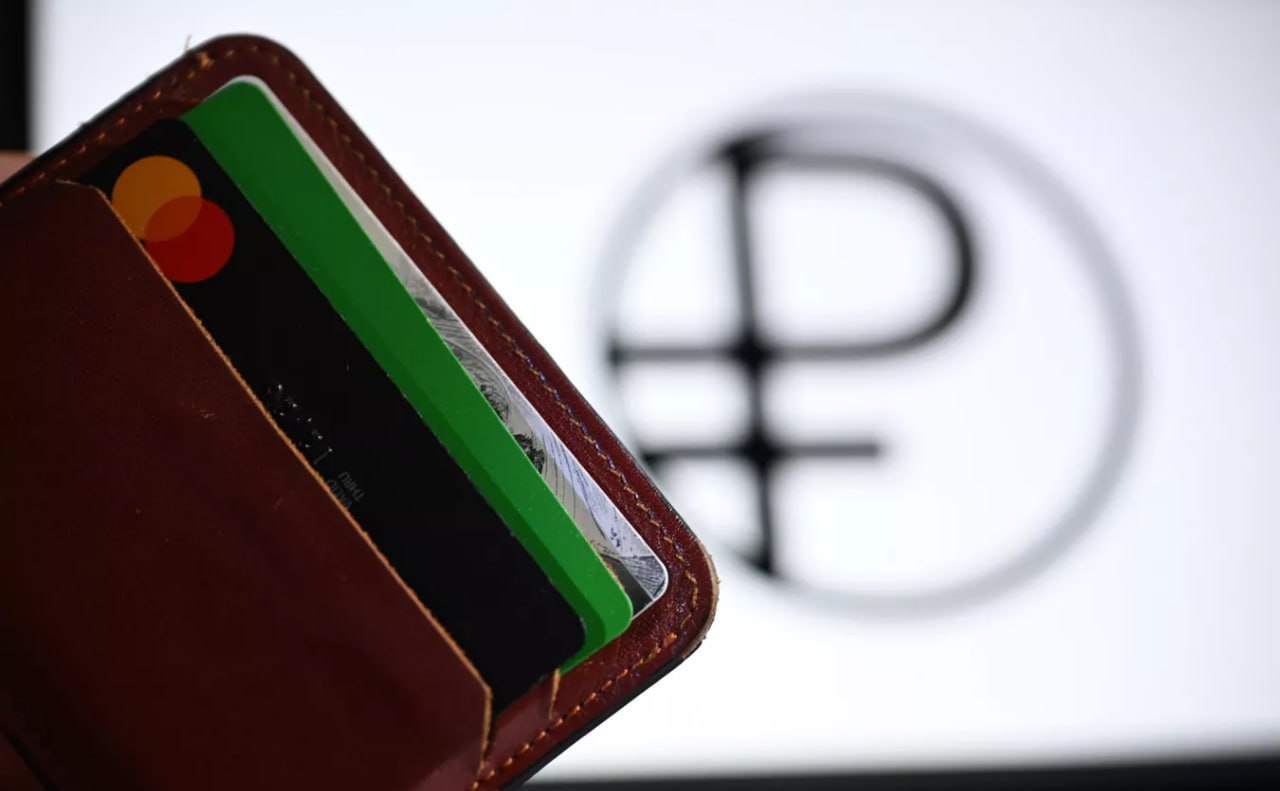 Россияне смогут получать зарплату в цифровом рубле с 1 сентября 2026 года заявил глава комитета Госдумы по финансовому рынку Анатолий Аксаков Он добавил что это добровольное решение То есть те граждане которые не хотят пользоваться цифровым рублем это их право поэтому надо понимать что НИКТО заставлять вас это делать не будет jkinvest news jkinvest