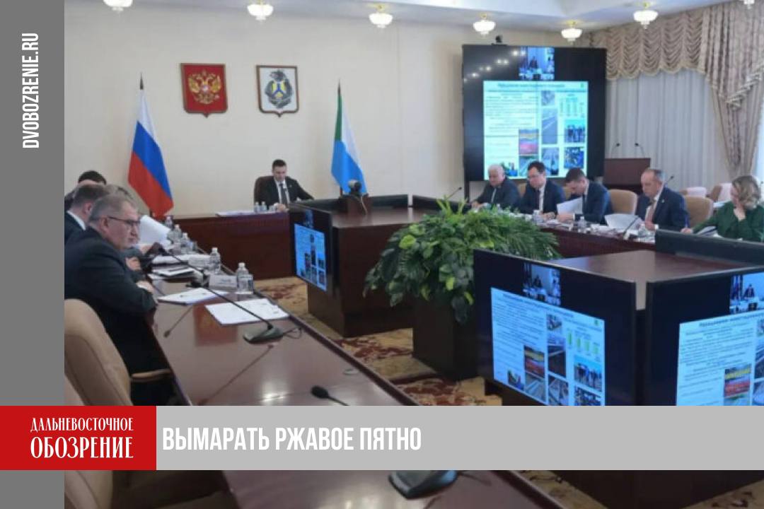 Дмитрий Демешин предложил лишать лицензии УК из за долгов перед ресурсоснабжающими организациями Губернатор на рабочем совещании раскритиковал текущую практику надзора за УК Особое внимание в правительстве уделили конкретным ситуациям Например когда несмотря на жалобы жителей о низком качестве оказываемых услуг управляющие компании продолжают свою работу На территории края сейчас работает 809 управляющих организаций УК ТСЖ и ЖСК Недобросовестные компании продолжают управлять домами не особо реагируя на претензии граждан и не подвергаясь наказаниям При этом за 2024 2025 годы не было аннулировано ни одной лицензии по решению суда В прошлом году было изъято всего 9 лицензий в связи с техническими процедурами и еще 16 по причине прекращения деятельности юридических лиц сообщил Дмитрий Демешин По итогам совещания глава региона поручил ГЖИ активизировать работу по привлечению УК к ответственности Также Дмитрий Демешин настоял на необходимости внедрения практики по аннулированию лицензий компаний из за долгов перед ресурсоснабжающими организациями Считаю работу главного управления регионального государственного контроля и лицензирования на этом направлении неудовлетворительной Нам нужны наглядные в первую очередь для недобросовестных управляющих компаний судебные прецеденты Тех кто допускает грубые нарушения необходимо лишать лицензий в судебном порядке Нужно чаще привлекать их к административной ответственности а также внедрить практику аннулирования лицензий из за долгов УК перед ресурсоснабжающими организациями подчеркнул глава региона  Напомним что в большом материале помимо специфики работы управляек мы разбирали и нововведения в законодательстве которые направлены на усиление контроля за УК С 1 сентября 2026 года расширят перечень лицензионных требований Например право о принятии решении об изъятии лицензии передается от специальной комиссии к государственной жилищной инспекции Подробности в материале ДВ Обозрение Другие новости