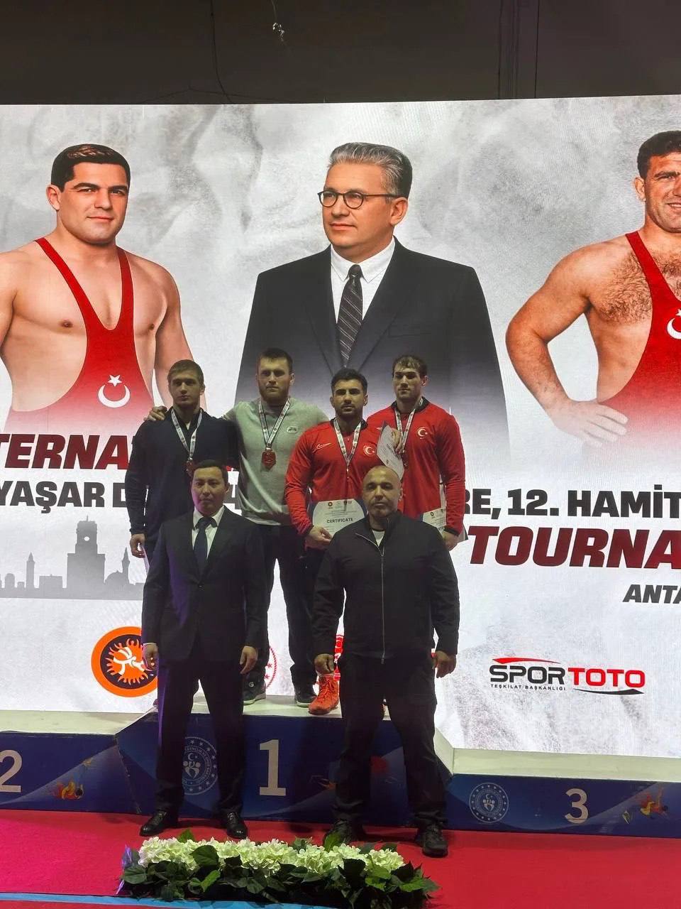 Омский спортсмен занял второе место на международных соревнованиях Престижные соревнования проходили 8 и 9 января в Анталье Турция собрав сильнейших борцов со всего мира Спортсмен СШОР им Ю А Крикухи Александр Крикуха на международном турнире по греко римской борьбе памяти Вехби Эмре в составе российской команды стал серебряным призером в весовой категории до 87 кг