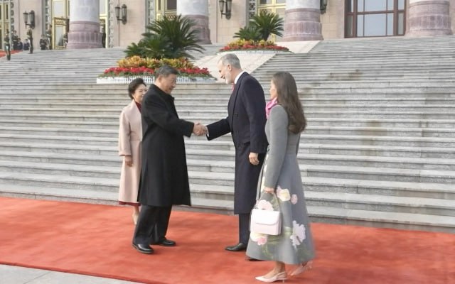 Си Цзиньпин провёл встречу с королем Испании На переговорах с Филиппом VI посещающим Китай с государственным визитом председатель КНР заявил что Пекин готов к совместной работе с Мадридом над созданием более устойчивого и динамичного всеобъемлющего стратегического партнерства Си Цзиньпин отметил что Китай и Испания выступают как образец совместного развития стран с разной историей культурой и социальным устройством играя при этом важную роль в поддержании глобальной справедливости и открытости Он выразил уверенность что государственный визит короля Филиппа VI в Китай будет иметь большое значение для дальнейшего укрепления двустороннего взаимодействия Председатель КНР призвал сохранять динамику контактов на высоком уровне усиливая стратегическое руководство Кроме того странам следует развивать прагматическое сотрудничество в частности Китай готов нарастить импорт высококачественной испанской продукции и использовать потенциал новых отраслей альтернативной энергетики цифровой экономики ИИ Также Си Цзиньпин предложил расширять двусторонние инвестиции и создавать больше совместных знаковых проектов в том числе на сторонних рынках включая Латинскую Америку В целях расширения гуманитарных связей Китай намерен сохранить безвиз в отношении граждан Испании заявил китайский лидер Кроме того важно оказывать поддержку совместным культурным и языковым проектам и учреждениям действующим на территории обеих стран Китайская Панорама