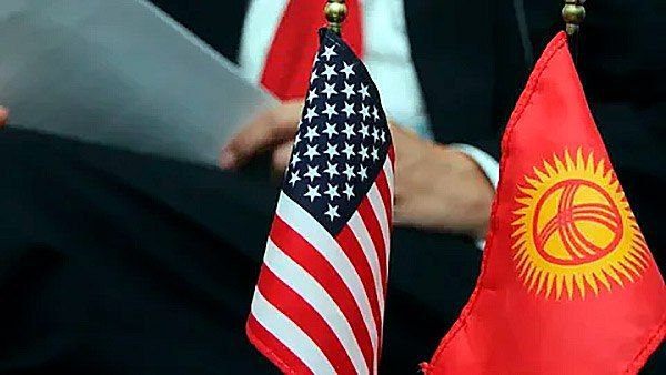 МИД Кыргызстана требует разъяснений от США из-за неожиданного введения новых ограничений для кыргызстанцев Сегодня стало известно, что Госдеп США сократил срок действия неиммиграционных виз категории B-1/B-2 для граждан КР. Теперь визы выдаются всего на три месяца. Эта виза также позволяет совершить однократный въезд в США. В МИД заявили, что ограничения были введены без предупреждения, «что вызывает обеспокоенность и требует разъяснений в рамках дипломатического диалога». Министерство вызвало посла США на беседу.