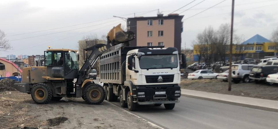 Дорожные службы продолжают работы по очистке дорог от песка и мусора. В рамках текущих мероприятий осуществляется уборка проездов и тротуаров. Просим автомобилистов быть внимательными и осторожными, соблюдать скоростной режим и требования дорожных знаков. #содержание #уборка