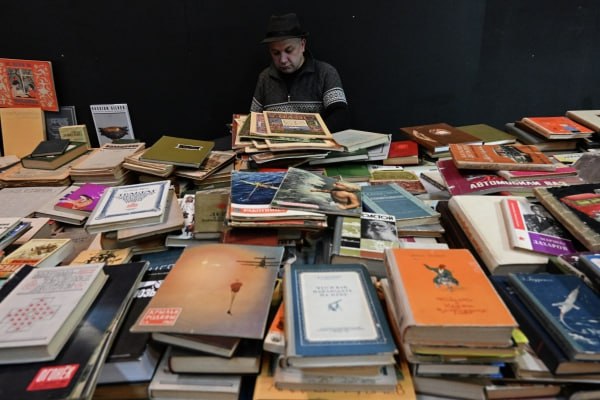 ВЦИОМ шесть из десяти читающих россиян предпочитают художественную литературу На втором месте книги по саморазвитию их выбирает треть жителей страны Книги по истории искусству и культуре мужчины предпочитают чаще женщин Так у мужчин подобная литература занимает второе место по популярности её выбирает треть опрошенных У женщин она на четвёртом месте и интересна каждой четвёртой Результаты опроса Аналитического центра ВЦИОМ есть в распоряжении РИА Новости Две трети респондентов 66 заявили что им скорее интересна научная литература Большинство россиян 66 заявили что любят читать Об этом пристрастии чаще всего говорили люди среднего и старшего возраста Как правило россияне читают книги на бумажных носителях 71 Смартфон для этого используют 40 респондентов За последние три месяца россияне в среднем полностью прочли пять книг ещё почти три начали но не дочитали Подписаться на Говорит Москва Telegram VK MAX