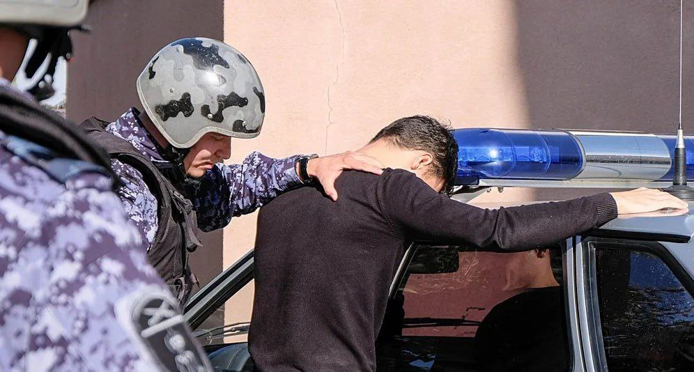 Находящегося в розыске преступника задержали в Находке росгвардейцы Сотрудники вневедомственной охраны на улице Дальней остановили для проверки документов прохожего, чье суетливое поведение показалось им подозрительным. При проверке по базе данных выяснилось, что 22-летний гражданин с сентября прошлого года разыскивается за совершение преступления. Стражи порядка доставили задержанного в отдел полиции для дальнейшего разбирательства.
