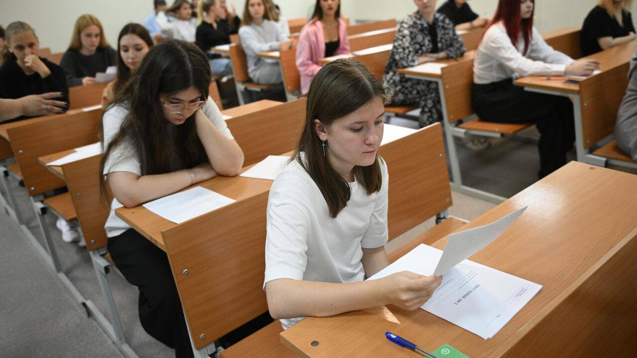Четыре "сотки" на ЕГЭ в этом году набрал один человек. Еще 13 получили по 100 баллов за три предмета, наивысшую оценку по двум дисциплинам набрал 331 человек, рассказал глава Рособрнадзора Музаев. Предварительные данные о средних тестовых баллах следующие: Русский язык – 60,7 балла. Профильная математика – 62 балла. Обществознание – 53,6 балла. Информатика – 55,9 балла. Биология – 54,5 балла. Физика – 61,7 балла. Химия – 58,1 балла. Всего в основной период ЕГЭ в этом году сдали около 682 тысяч человек.