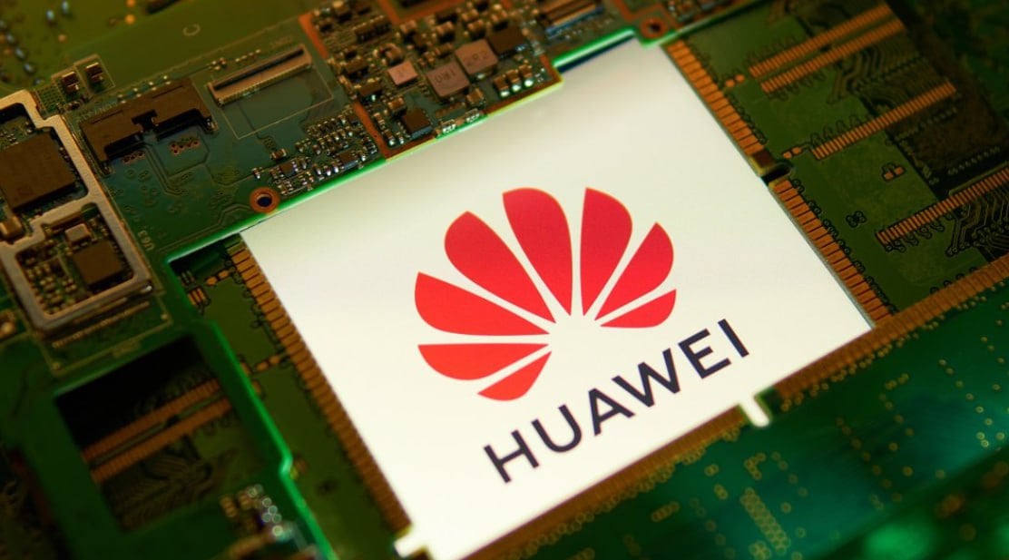 Huawei значительно нарастила мощности по производству ИИ-чипов  Доля собственных ИИ-чипов в продукции компании возросла с 20% до 40% за последний год, сообщает Financial Times со ссылкой на источники. Это указывает на то, что линейка процессоров Ascend впервые стала прибыльной, сообщает издание. Корпорация намеревается нарастить долю своих чипов в продукции до 60%.  В ноябре 2024 года агентство Reuters сообщало, что Huawei намерена в начале 2025 года запустить массовое производство новейших чипов, предназначенных для разработок в сфере ИИ, несмотря на введенные Вашингтоном ограничения на поставку китайских полупроводников в страну.     Новости Китая   ЭКД