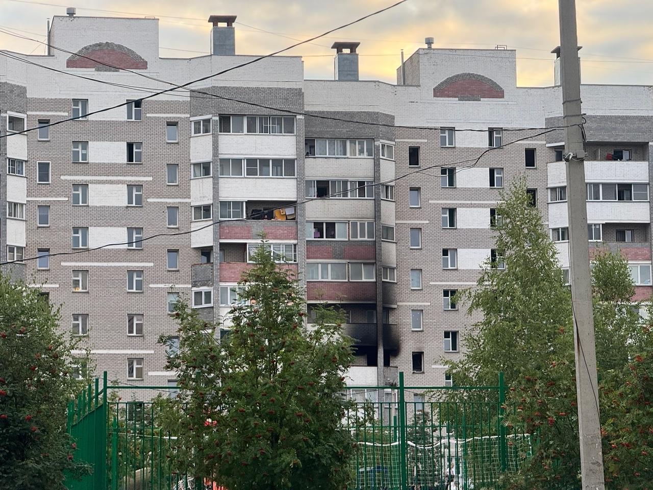 Вечером в Кирове загорелась квартира на 4 этаже жилого дома в Чистых прудах. Шесть расчетов МЧС прибыли на место и ликвидировали возгорание на балконе и внутри помещения.  Спасатели эвакуировали около 40 жильцов, 9 человек вывели с верхних этажей с помощью спецоборудования. Один человек погиб в результате пожара. По факту происшествия проводится проверка.