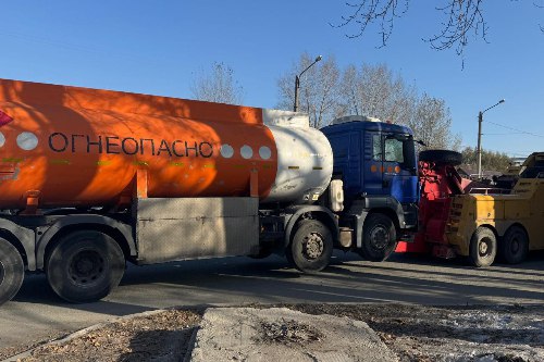 В Новосибирске полицейские остановили неисправный бензовоз Инспекторы ДПС во время патрулирования остановили бензовоз для проверки Выяснилось что у большегруза неисправное рулевое управление Водитель управляя сломанной машиной ставил под угрозу не только свою жизнь но жизни других участников движения Поэтому сибиряка задержали и привлекли к ответственности Данный водитель был привлечён к административной ответственности по ч 2 ст 12 5 КоАП управление транспортным средством при наличии неисправностей или условий при которых эксплуатация транспортных средств запрещена сообщили в ГАИ