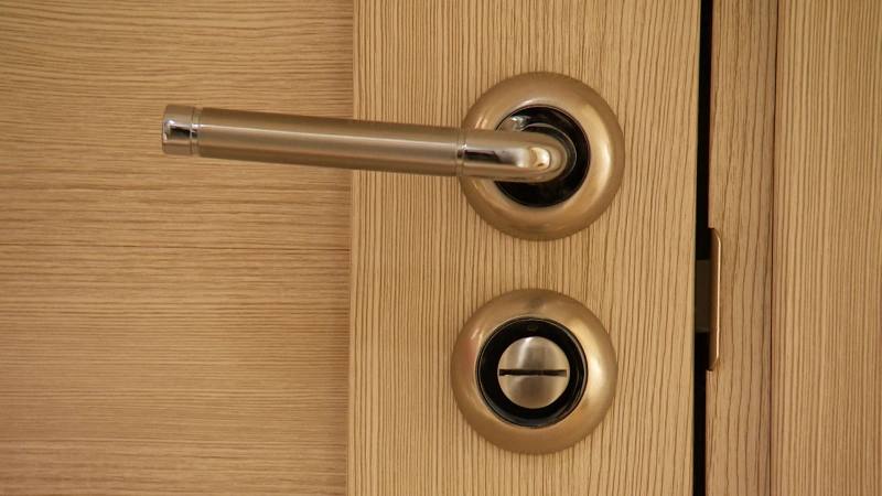 Часть жителей дома 1 38 по улице Некрасова переселили в маневренный фонд из за аварийной стены Ранее во время осмотра здания было установлено что стена дворового фасада находится в аварийном состоянии В связи с этим было принято решение переселить жителей нескольких квартир попадающих в зону аварийности в маневренный фонд Ситуация находится на контроле администрации Центрального района Наши новости в Телеграм VК ОK MAX