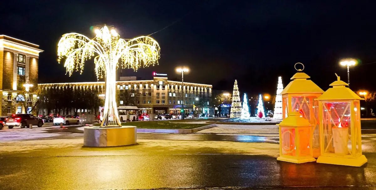 В Великом Новгороде откроется Новогодний торг  На площади Победы-Софийская сегодня, 28 декабря, в 19:00  торжественно откроется Новогодний торг. Он будет работать ежедневно до 8 января – с 12:00 до 22:00. Гостей на площади Софийская-Победы ждут сытные и сувенирные лавки, продукция новгородских ремесленников и фермеров, ёлочный базар, который продлится до 1 января, домик Новгородского музея-заповедника, трансляция новогодних концертных номеров и тематических видеороликов.   С 29 декабря по 5 января с 16:00 до 20:00  31 декабря с 15:00 до 18:00  на новогодней сцене пройдут выступления коллективов и исполнителей Великого Новгорода и Новгородского района, студентов НовГУ имени Ярослава Мудрого, интерактивные и игровые программы. 6 января с  21:00 до 22:00 состоится Рождественский Сочельник у вертепа под главной ёлкой Великого Новгорода. 7 января с 15:00 до 18:00 — празднование Рождества Христова и концертная программа.